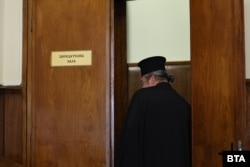 Вхід в залу Академії наук в Софії, де відбувались вибори нового патріарха БПЦ. Даниїл переміг опонента лише трьома голосами