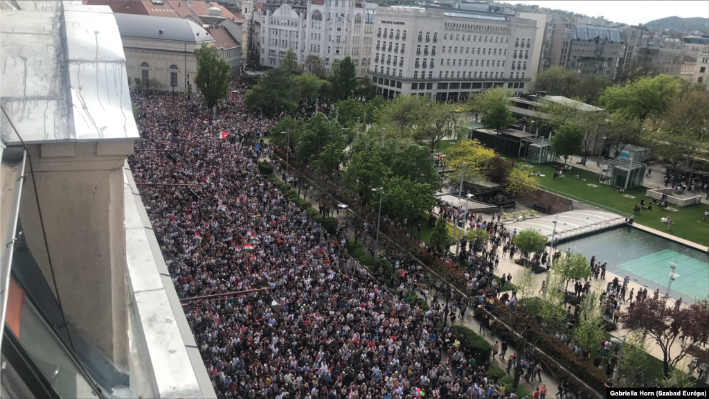 Vonulnak a tiltakozók a Kossuth tér felé. Cikkünk megjelenésekor 36 ezren jelezték az esemény Facebook-oldalán érdeklődésüket