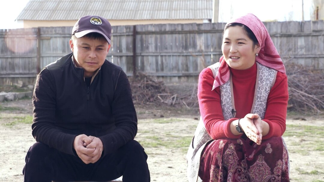 Жындармен бұрмаланған секс Қыз баланың анусы шәуетпен жабылған