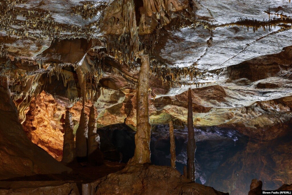 Stalaktidet dhe stalagmitet përbëjnë një pikë tjetër interesimi për vizitorët e Shpellës së Gadimes. 