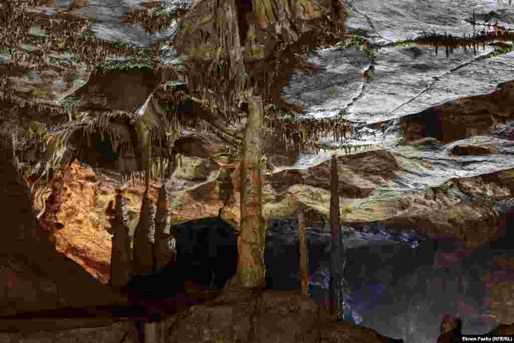 Stalaktidet dhe stalagmitet përbëjnë një pikë tjetër interesimi për vizitorët e Shpellës së Gadimes.&nbsp;