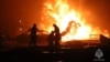 Спасители гасят пожар на бензиностанция в град Махачкала. Снимката е направена и публикувана от руското Министерство на извънредните ситуации на 14 август 2023 г.