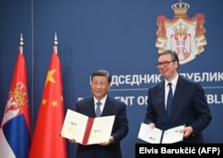 Президент Китаю Сі Цзіньпін та президент Сербії Александар Вучич емонструють двосторонні документи, підписані під час зустрічі в Белграді, Cербія, 8 травня 2024 року