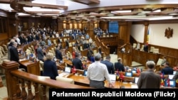 Minutul de reculegere ținut de deputați în plenul parlamentului din 25 aprilie.