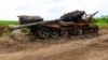 Уничтоженный российский танк в освобожденном ВСУ от армии РФ селе Новодарьевка Запорожской области, 2 июля 2023 года