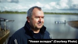 Директор "Красного рыбака" Сергей Дробинин имеет образование технолога рыбного производства, много ездит по выставкам и съездам таких же, как он, и, получается, живёт своей работой
