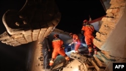 Ekipet e kërkim-shpëtimit në operacionin për të gjetur njerëz nën rrënoja. Fotografi e 19 dhjetorit.