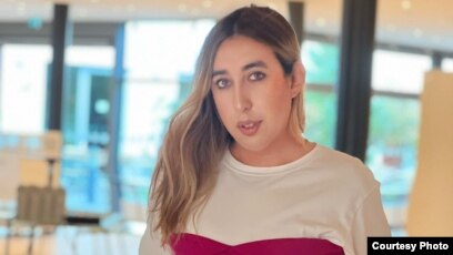 Веб-камера эротикада оның жопын көрсету