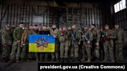 Президент Зеленский Бахмут багытында мекенин коргоп жаткан украин аскерлери менен.