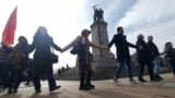 Protestatari adunați la Monumentul Armatei Sovietice din Sofia pe 9 martie, când consiliul municipal vota dacă să elimine sau nu monumentul din centrul capitalei bulgare.