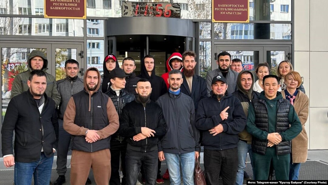 Эльмир Мухаметьянов — третий слева в первом ряду