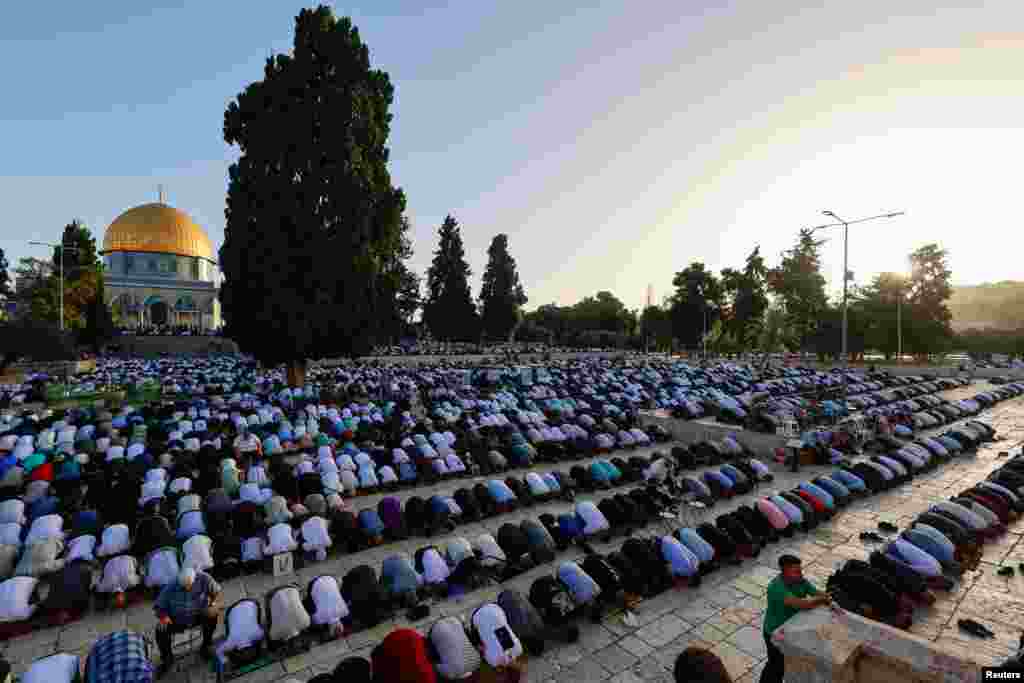 Palestinezët e falin namazin e Kurban Bajramit në oborrin e xhamisë Al-Aqsa, e njohur për hebrenjtë si Temple Mount, në Jerusalem, 16 qershor 2024.