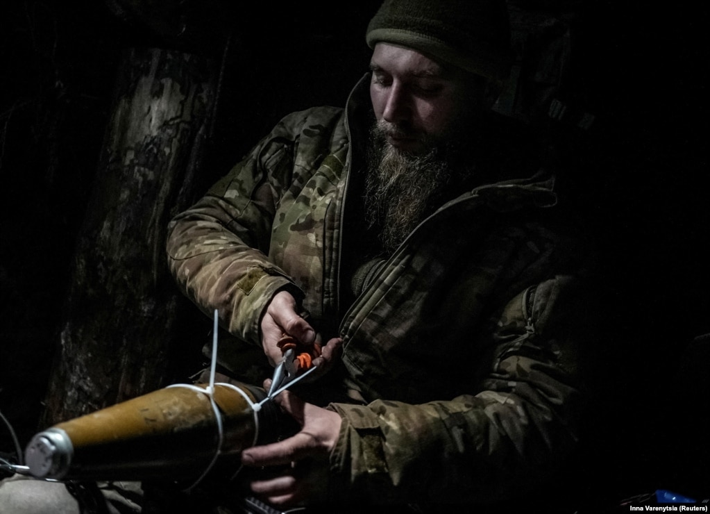 Përgatitja e eksplozivëve për një dron kamikaz FPV që do të hidhet mbi forcat ruse pranë qytetit të shkatërruar lindor të Bahmutit më 12 dhjetor 2023. Zyrtarët amerikanë vlerësojnë se forcat e armatosura të Ukrainës kanë humbur 10.000 dronë në muaj, kryesisht për shkak të bllokimit rus.