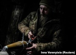 Подготовка взрывчатки для беспилотника-камикадзе. На фронте это фактически расходный материал: по оценкам американских чиновников, Вооруженные силы Украины теряют 10 000 дронов ежемесячно.