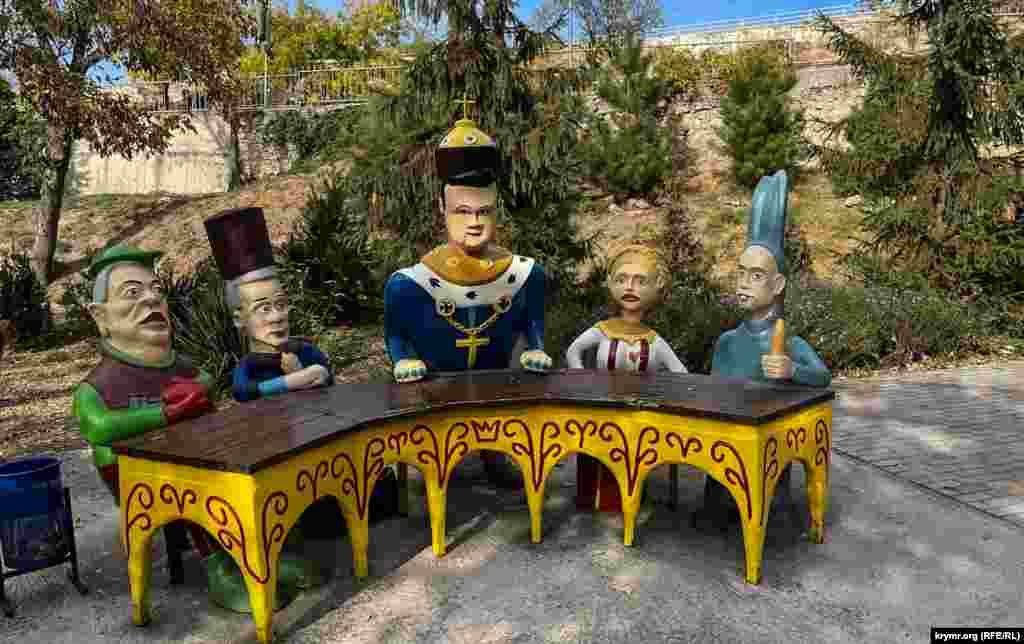 Куклы в виде персонажей украинского мультсериала для взрослых &laquo;Сказочная Русь&raquo; от &laquo;Квартала 95&raquo; на своем месте в мультпарке, который является частью парка миниатюр