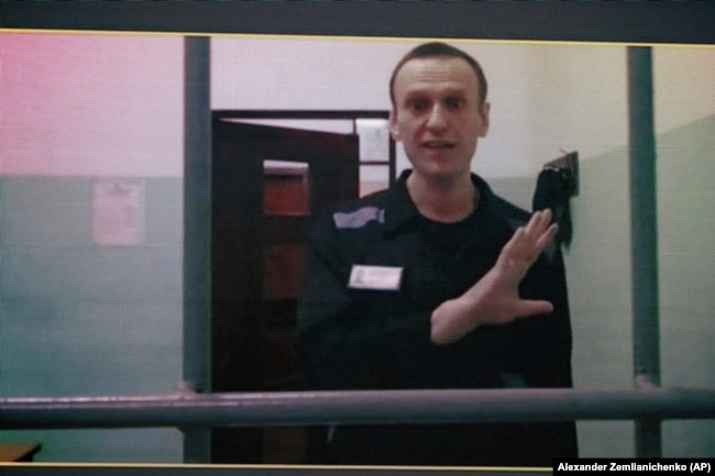 Aleksei Navalny appare in collegamento video dal carcere durante un'udienza presso la Corte Suprema russa a Mosca il 23 agosto.