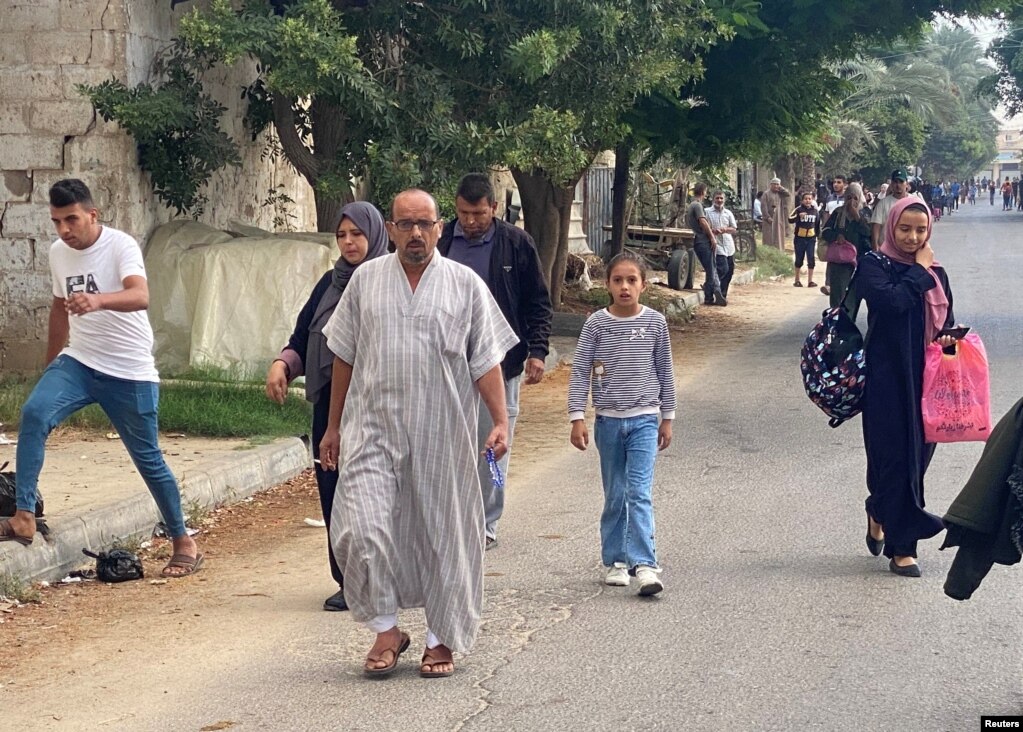 I palestinesi fuggono dalle loro case temendo attacchi israeliani dopo che uomini armati si sono infiltrati nelle aree del sud di Israele e hanno lanciato   razzi verso Israele da Gaza.  7 ottobre 2023.