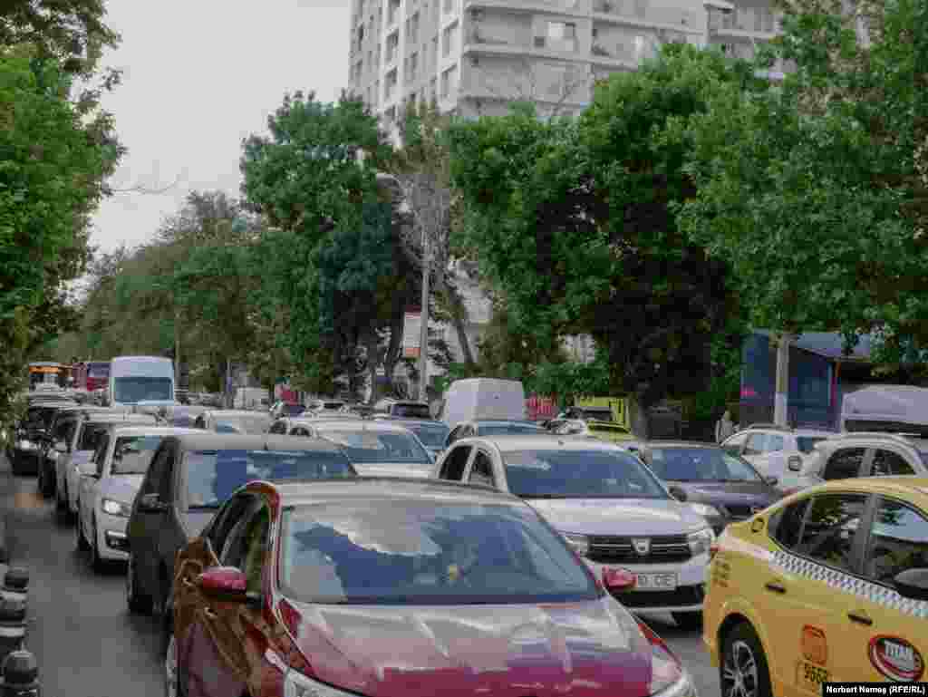 O altă problemă identificată de el este numărul mare de mașini care circulă în oraș: &bdquo;Adică peste tot, oriunde te-ai duce, te lovești de chestia asta, ai foarte multe mașini&rdquo;. Conform unui raport, în București există peste 1,8 milioane de automobile.