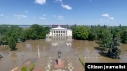 Поплавена зградата во Нова Каховка, Украина, окупирана од Русија, делумно потопена по пробивањето на браната Каховка на 6 јуни 2023 година.