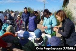 Цього дня волонтери «Просвіти» з Дніпра проводять майстер-клас і дарують дітям і дорослим книжки