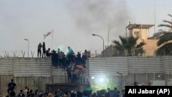 A tiltakozók éjjel behatoltak a nagykövetségre, és tüzet gyújtottak. Bagdad, 2023. július 20.
