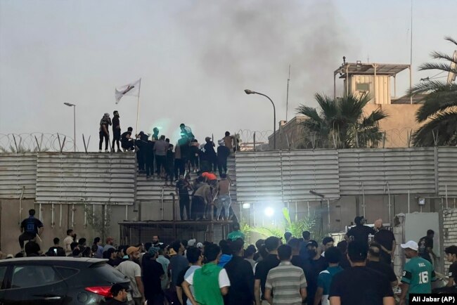Protestuesit në Bagdad dogjën Ambasadën e Suedisë. Korrik, 2023.