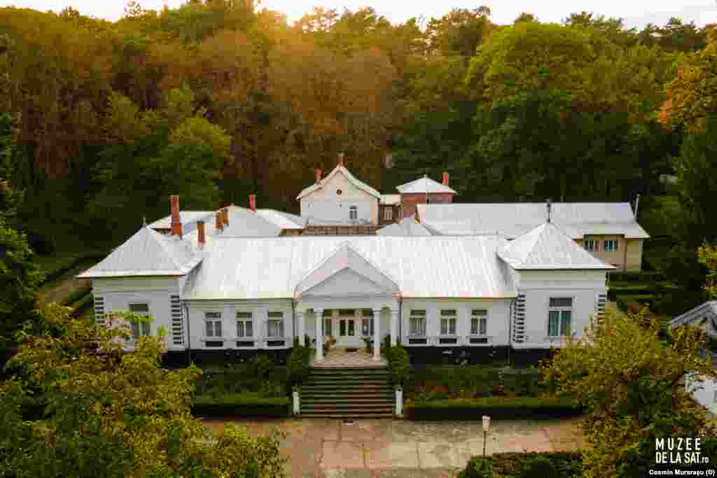 Conacul din Tescani&nbsp;(jud. Bacău), locuință a familiei boierești Rosetti-Tescanu, a devenit un loc aparte în viața compozitorului George Enescu (1881-1955). El ar fi venit prima dată la Tescani în 1917, alături de regină și s-a îndrăgostit de acest loc pitoresc. Mai târziu, s-a căsătorit cu Maria Cantacuzino (Maruca), una dintre fiicele familiei.