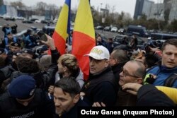 Circa o sută de persoane au participat la protestul AUR de la Romexpo, în ziua în care avea loc Congresul PPE la București, 6 martie 2024.
