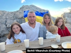 Сергей Викарчук с семьёй