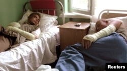 Выжившие после крушения Ми-26 в Ханкале российские военные в госпитале. Август 2002 года