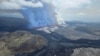 Vulkan izbacuje lavu i dim u blizini Grindavíka, na poluostrvu Reykjanes, Island, 29. maja 2024.