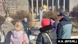 Активисты общественного движения "Гражданская солидарность" возложили цветы к памятнику жертвам политических репрессий в Чите