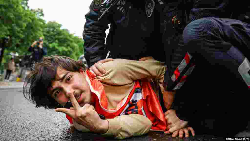 A török rendőrség őrizetbe vesz egy tüntetőt Isztambulban a&nbsp;május 1-jei, munka ünnepére szervezett, a hatóságok által betiltott gyűlésen
