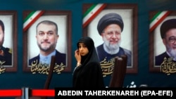 ირანელი ჟურნალისტი ვერტმფრენის ჩამოვარდნის შედეგად დაღუპული პრეზიდენტის, ებრაჰიმ რაისის და სხვა ოფიციალური პირების ფოტოების ფონზე. თეირანი, 2024 წლის 30 მაისი 
