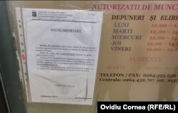Majoritatea anunțurilor de la sediul Serviciului de Imigrări sunt doar în română.