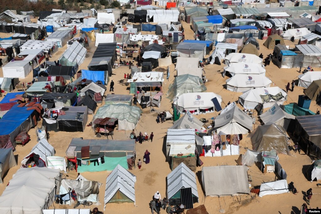 Palestinezët e zhvendosur në një kamp tendash në Rafah, në Rripin jugor të Gazës, 14 shkurt 2024. &nbsp;