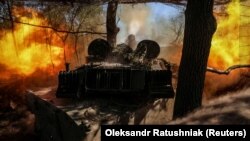 Ukrán katonák lövik az orosz állásokat Donyeckben 2023. szeptember 26-án