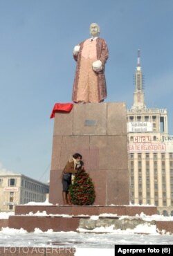 Statuia fostului lider sovietic Vladimir Ilici Lenin, realizată din arpacaș, ciocolată, bomboane și orez de artista Ioana Ciocan, a fost postată pe soclul din Piata Presei Libere. „O colivă pentru ex-liderul sovietic și un semnal de alarmă pentru clasa politică ignorantă”.