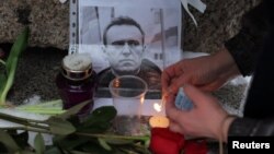 Цветы и свечи у фото Навального в Санкт-Петербурге (иллюстративное фото)