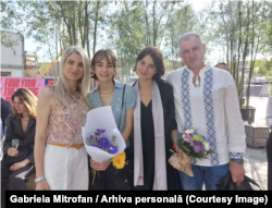 Gabriela Mitrofan (stânga), alături de familia sa. Gabriela are 52 ani, este originară din Pîrlița, Soroca, iar în prezent locuiește la Milano.