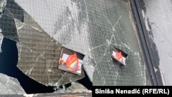 Razbijeni prozori i prekrižene zastave duginih boja na demoliranom ulazu u DKC Incel, gdje se trebala održati zabranjena projekcija filma i panel diskusija, Banja Luka, BiH, 20. mart 2023.