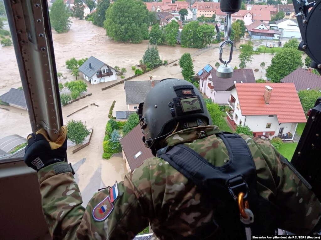 Ndërtesat e vëzhgimit të personelit ushtarak janë përmbytur në Skofja Loka, një destinacion i famshëm turistik në Slloveninë veriperëndimore. Sllovenia i ka bërë thirrje Bashkimit Evropian dhe aleancës ushtarake të NATO-s për ndihmë teknike për të riparuar dëmet pas përmbytjeve, njoftoi agjencia sllovene e lajmeve STA.