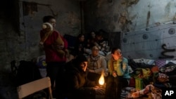 Janna Goma, desno, sa svojom porodicom u skloništuu Mariupolju tokom ruskog granatiranja, Ukrajina, 6. marta 2022.