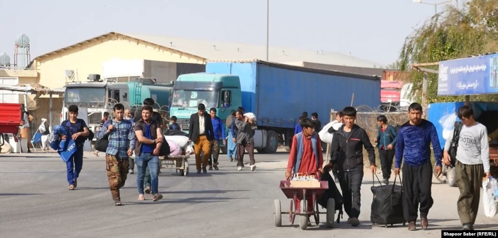 Un gruppo di rifugiati afghani che sono stati recentemente deportati dall'Iran in Afghanistan sono stati avvistati a Herat all'inizio di questo mese.