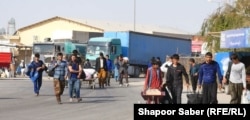 Un grup de refugiați afgani deportați recent din Iran în Afganistan, ajunși în Herat, la începutul acestei luni.