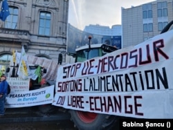 Stop UE-MERCOSUR și scoateți alimentele din acordul de liber schimb, cer fermierii și ONG-urile printr-un banner, la protestul de joi, 1 februarie 2024.