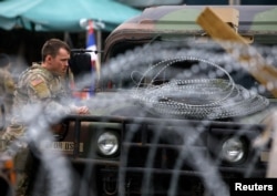 Tenzije na severu Kosova traju sedam dana. U sukobima KFOR-a i demonstranata prošle sedmice povređeno je desetine osoba s obe strane. Pripadnik KFOR-a čuva stražu ispred opštinskih kancelarija u Leposaviću, Kosovo, 2. juna 2023.