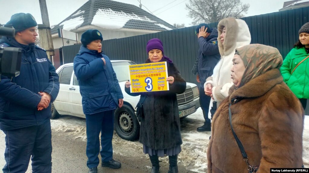 Казахстанские полицейские и активисты, требующие освобождения родных в Синьцзяне, на улице, прилегающей к зданию консульства Китая. Алматы, 8 февраля 2024 года