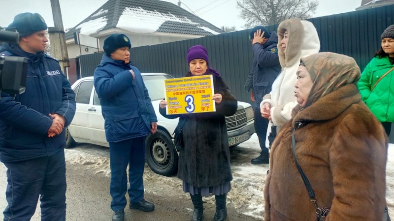 Almatyda Sinjiangdaky etniki gazaklaryň ýakynlary Hytaý konsulhanasynyň öňünde protest geçirdi