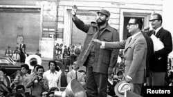 Фидел Кастро (вляво) и Салвадор Алиенде поздравяват тълпата във Валпараисо, Чили, през ноември 1971 г. - две години преди преврата, с който на власт в Чили идва Аугусто Пиночет.